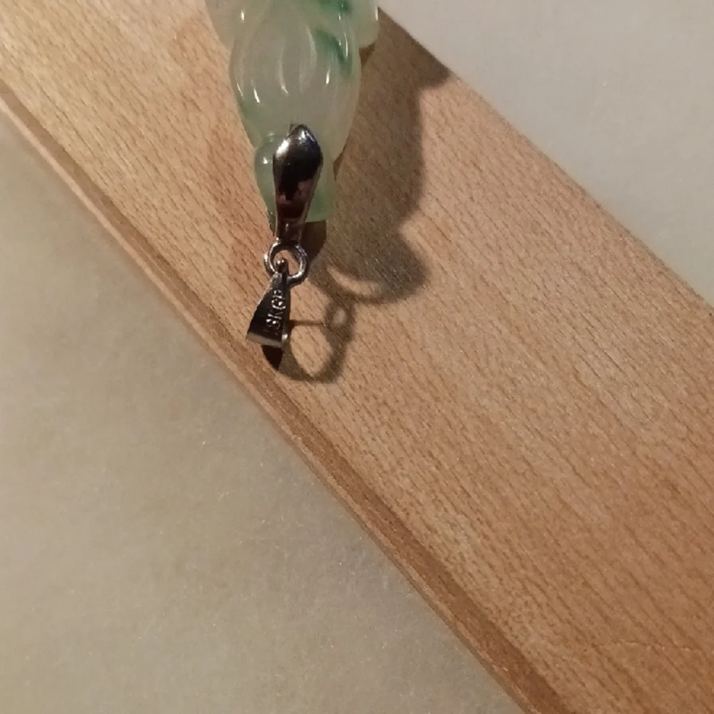 Elegant Green Frog Pendant Necklace - Picture 3 of 4